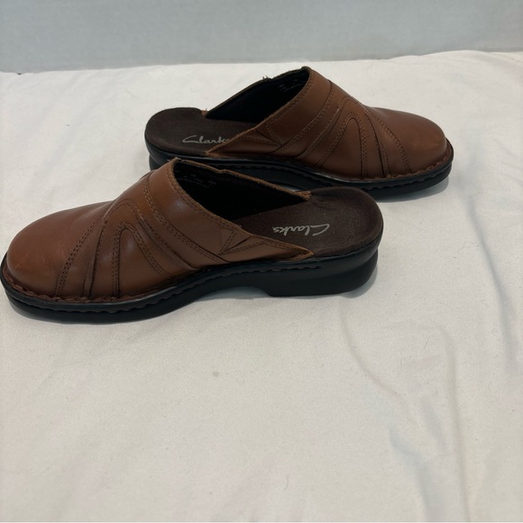 Clark’s brown leather mule shoes with button accent 5M - Picture 6 of 6